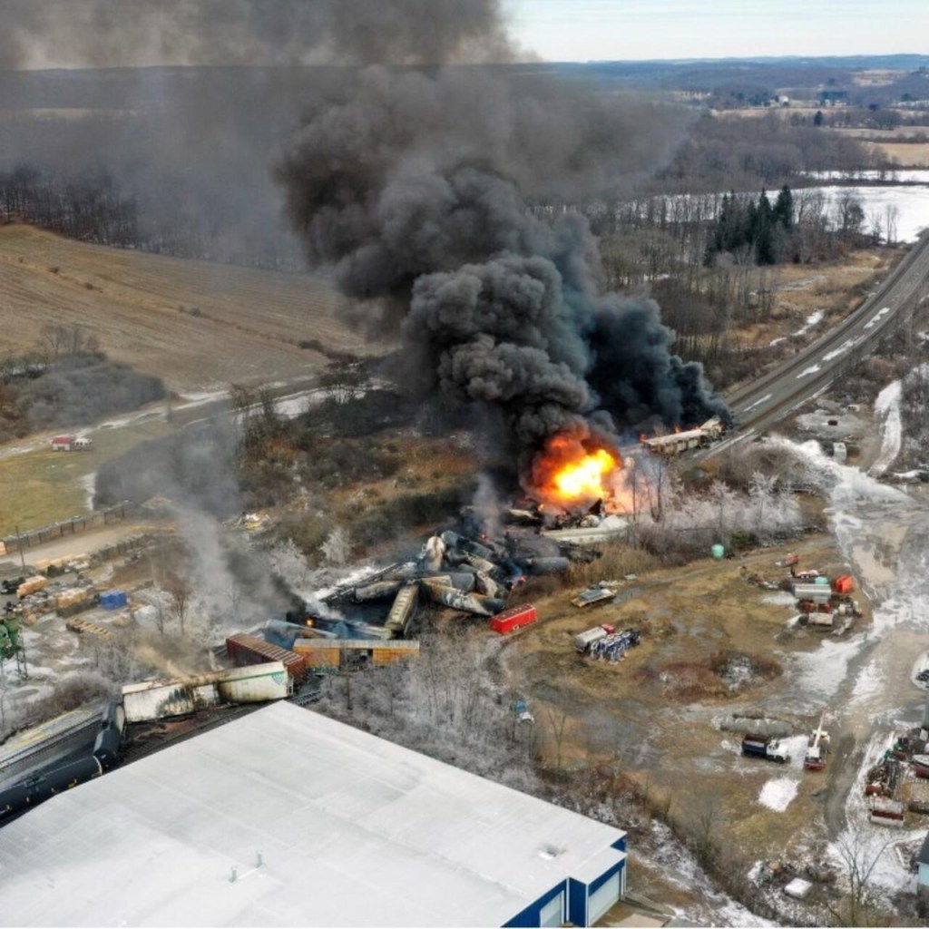 Desastre ecológico en Estados Unidos: un tren descarrilo y liberó químicos altamente&nbsp;tóxicos