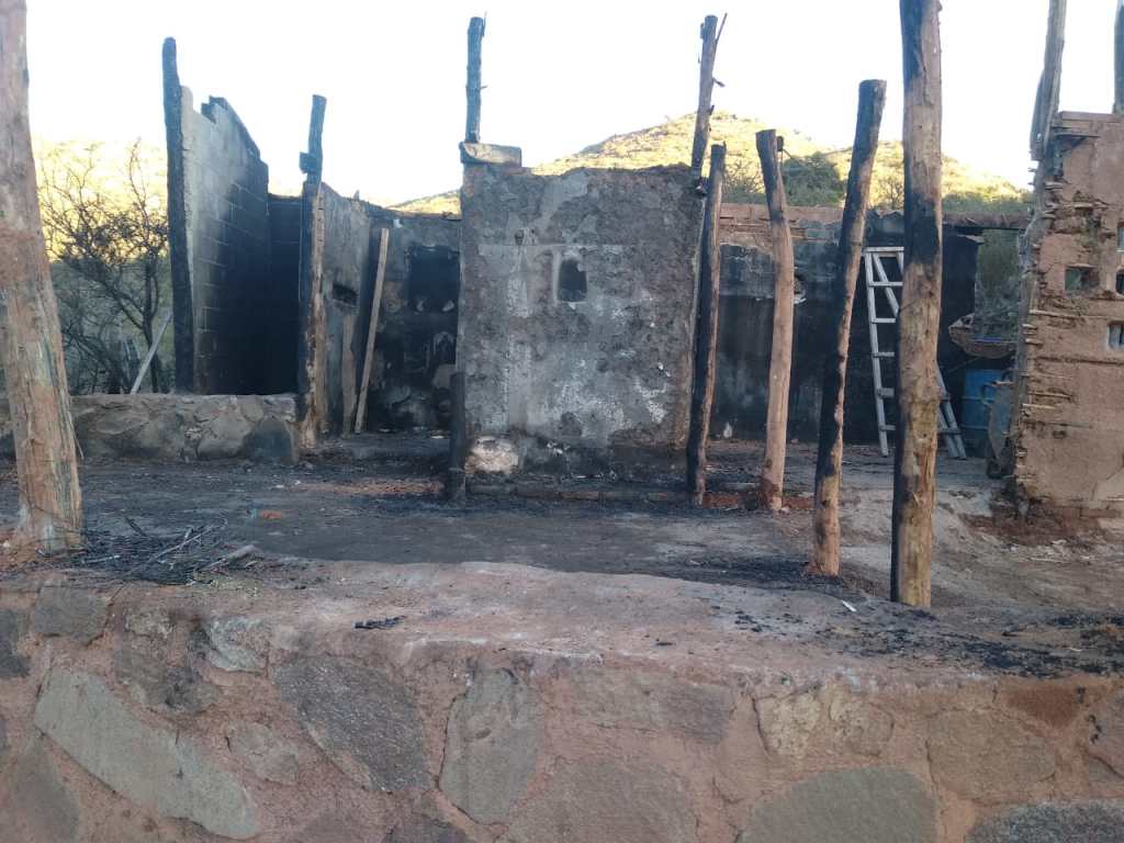 Una pareja perdió todo por un incendio que carbonizó su casa y piden ayuda para reconstruir su&nbsp;hogar