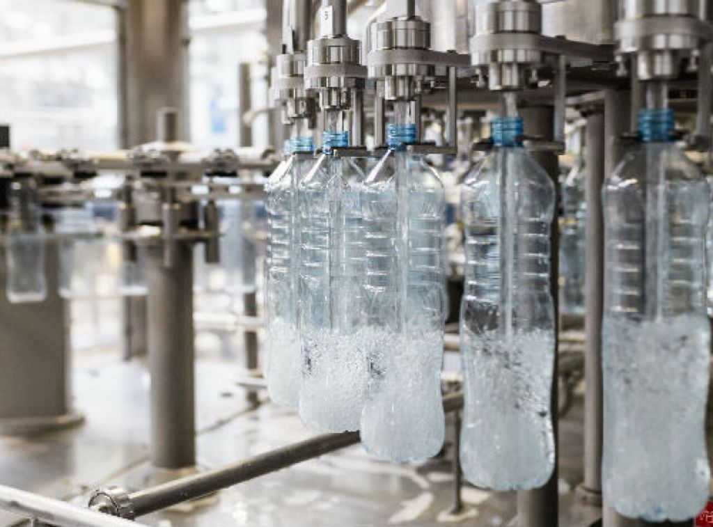 El agua embotellada contiene altas concentraciones de&nbsp;microplásticos